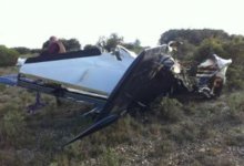 Découpe et enlèvement d'une carcasse d'avion près de Marseille