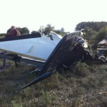 Découpe et enlèvement d'une carcasse d'avion près de Marseille